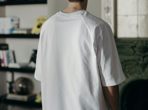 【悲報】Tシャツの下にインナー着てない奴wwwww