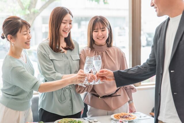 若い男性「え、結婚相手に専業主夫なんて求めてないよ(笑)」若い女性「え、専業主婦なんて希望してないよ(笑)」