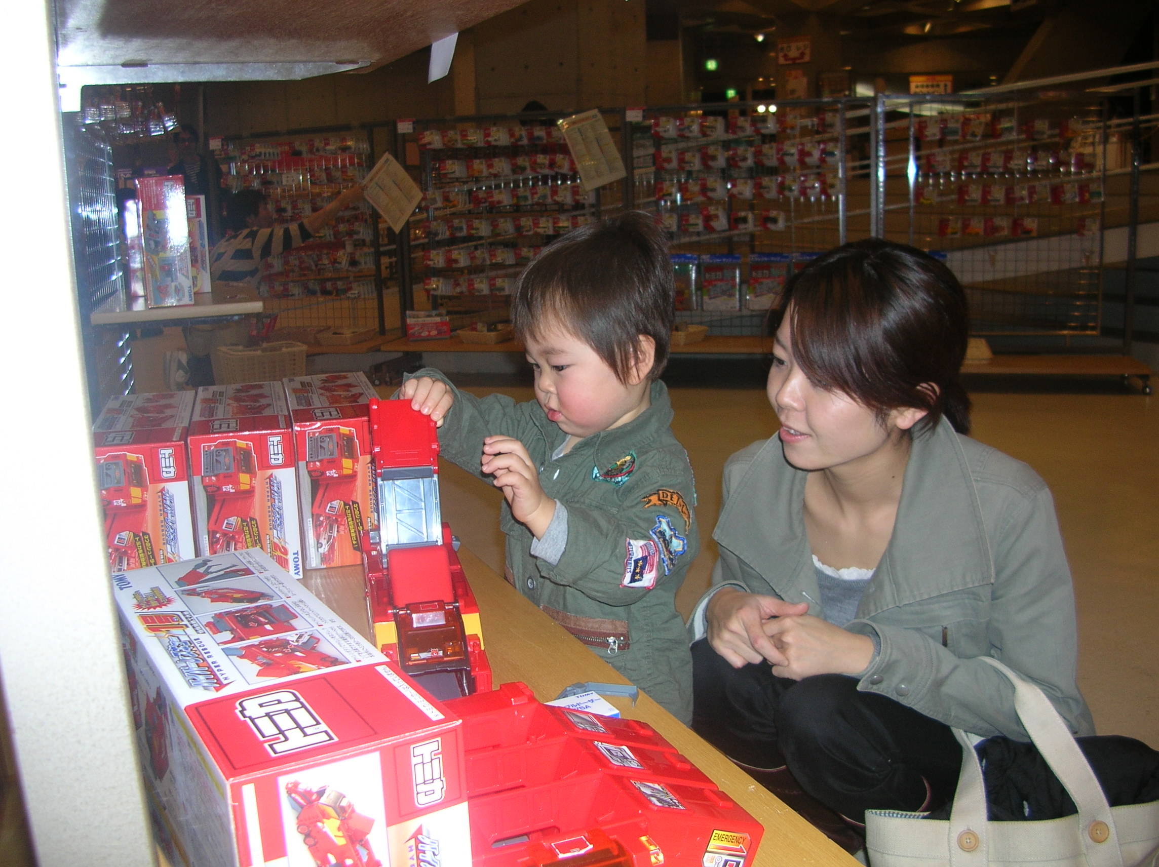 金属製のバケツを壊すのが大好きな身長 7 フィートのカンガルー、ロジャーを紹介します。