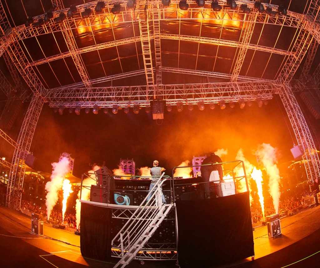 One Last Tour Avicii In Bahrain Groove From Tokyo