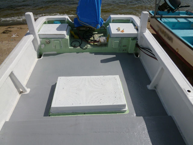 デッキの塗装が海保仕様で完了 能登島のイルカウォッチングクルーズは 能登島マリンリゾート