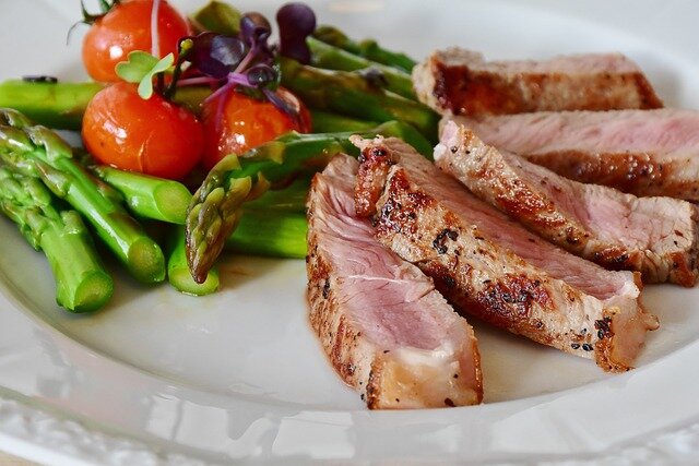 逆転の発想！“肉を先に食べる”ダイエット法の新常識