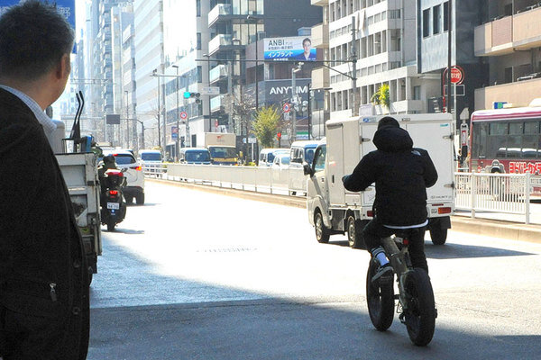 モペット事故と無免許運転：大学生の身代わり企ての背景