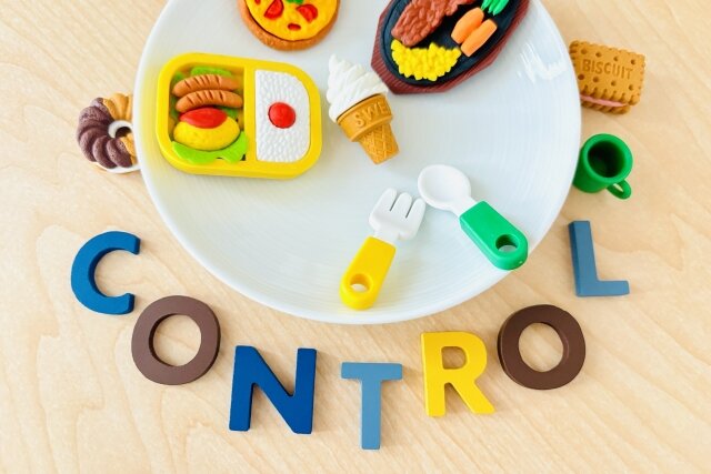 食後にまだ“何か食べたい”と感じる理由とは？内科医が解説する