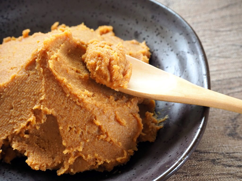 完全菜食主義者に人気！味噌の焼きおにぎりも登場、食の都パリで話題沸騰