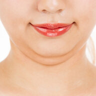 「皮下脂肪」と「筋力低下」が二重あごの原因!? 美容外科医が詳しく解説