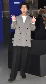 賀来賢人、パリでの新たなギャップに迫る
