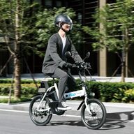 東京・渋谷区で「猛スピードで走り抜ける」ノーヘルのモペットが警告される