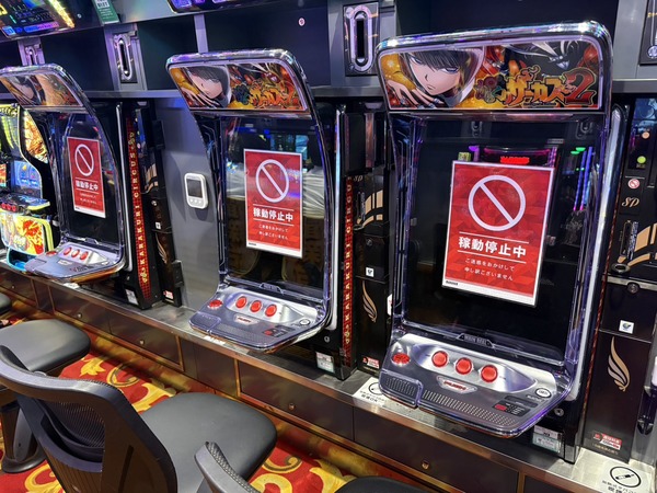 【悲報】とあるマルハンのLからくりサーカス2、レバー不良で3台並びで稼働停止