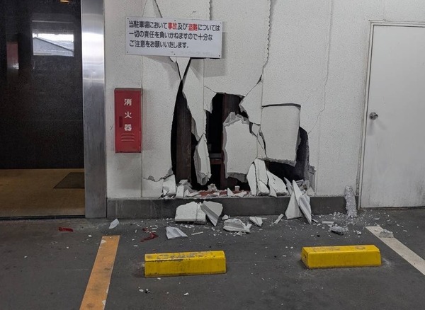 【悲報】パチンコ屋の外壁に車で盛大に穴を開けた客がそのまま逃走…店長がいち早い謝罪を促す