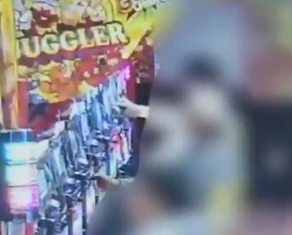 飲みかけのドリンクをセレクターに流し込んで離席する男がガッツリ監視カメラに撮られてしまう「被害届け受理されました」