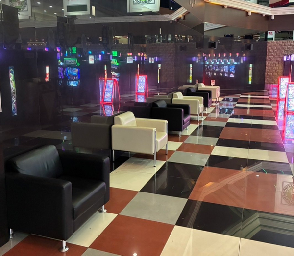 とあるDステーションさん、徘徊エナが原因でスロット周辺の休憩用イスを撤去したことを報告