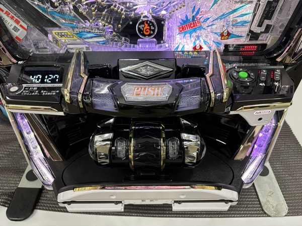 サミー 新筐体の全貌が公開！スマホ置き場多数アリ・イヤホンジャック搭載！