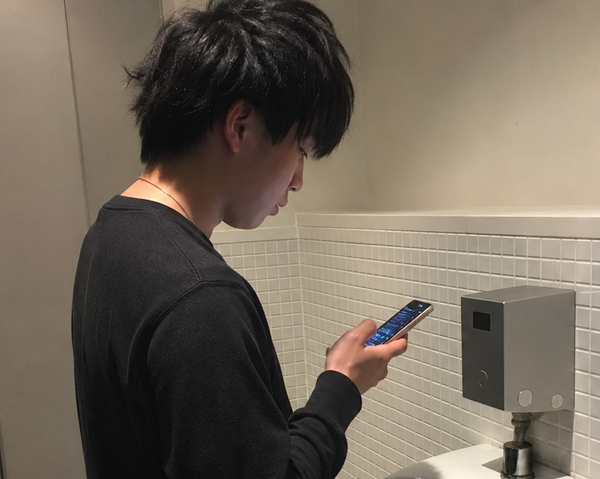 パチンコ屋のトイレで謎の行動をする奴がいるんだが…