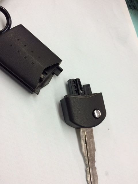 ビアンテ マツダ キーレス電池の交換のし方 フジオート常務の日常 ビアンテ マツダ キーレス電池の交換のし方 フジオート常務の日常