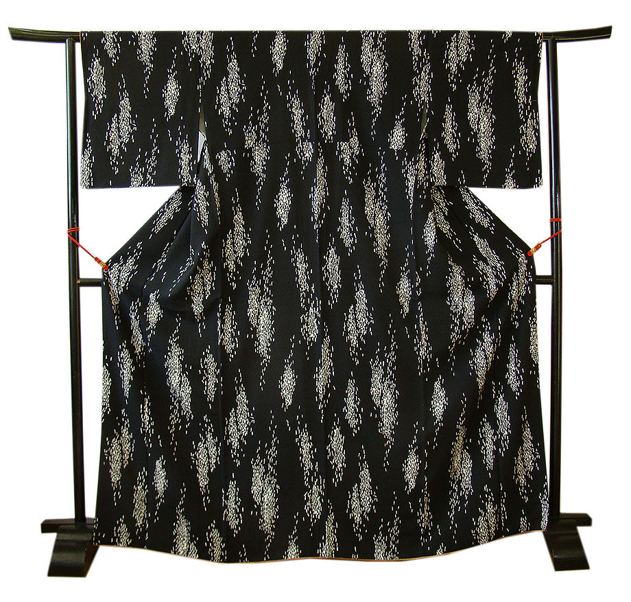 時代屋 美品！裄69ｃｍ 縮緬地の 小粋な 黒地 小紋 正絹 仕立上り 袷 155ｃｍ～161ｃｍ KK466