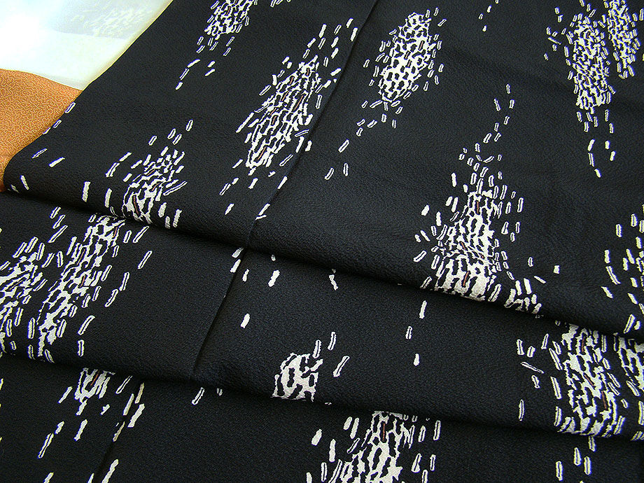 時代屋 美品！裄69ｃｍ 縮緬地の 小粋な 黒地 小紋 正絹 仕立上り 袷 155ｃｍ～161ｃｍ KK466