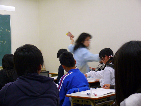 南郷教室の時計は 回転が速い 黒板の裏側で 滋賀県 おうみ進学プラザの毎日