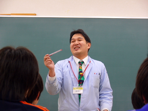 赤ペン贈呈中です おうみ塾 と書いてあるからレア物 黒板の裏側で 滋賀県 おうみ進学プラザの毎日