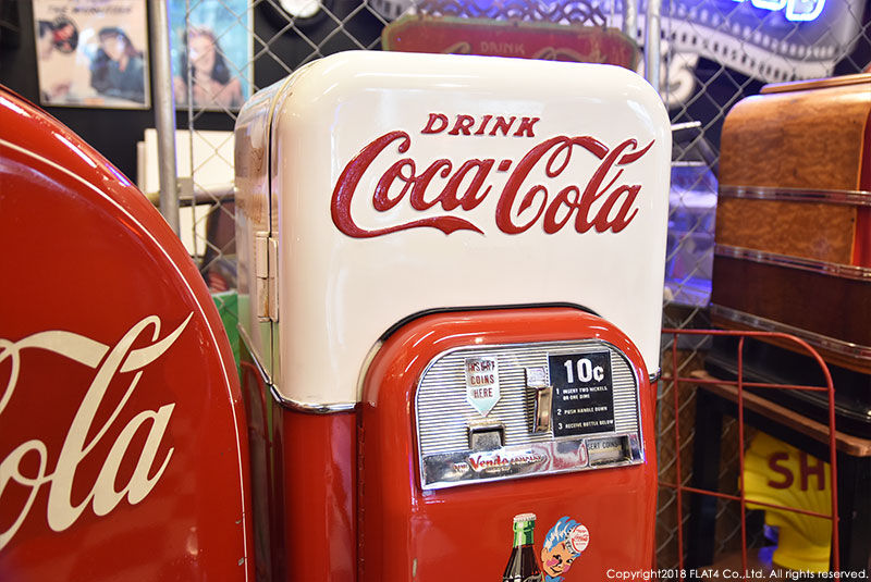 □当時のCoca Colaベンディングマシーンで懐かしのボトルコーラ □当時のCoca Colaベンディングマシーンで懐かしのボトルコーラ