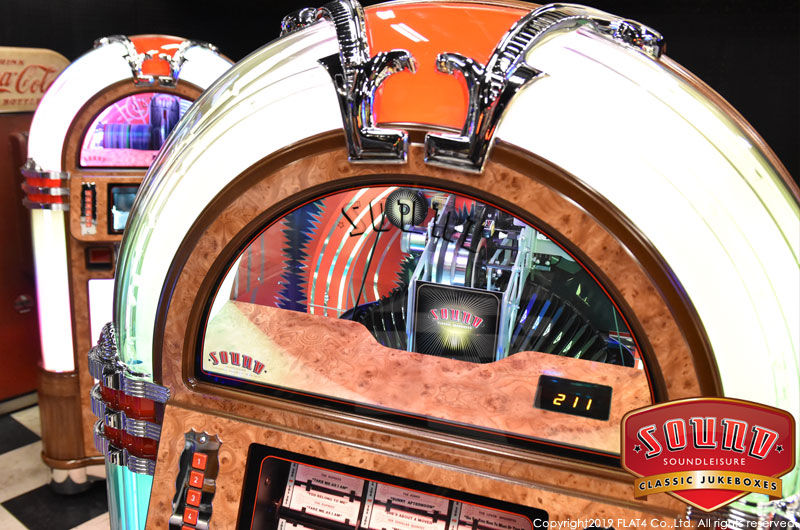 □最新ジュークボックスがFLAT4 VINTAGE JUKEBOXショールームに □最新ジュークボックスがFLAT4 VINTAGE JUKEBOXショールームに