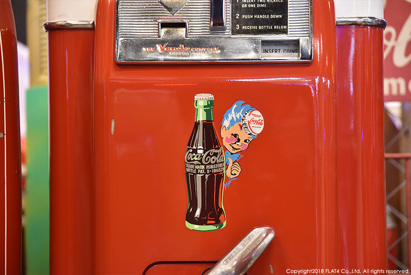 □当時のCoca Colaベンディングマシーンで懐かしのボトルコーラ □当時のCoca Colaベンディングマシーンで懐かしのボトルコーラ