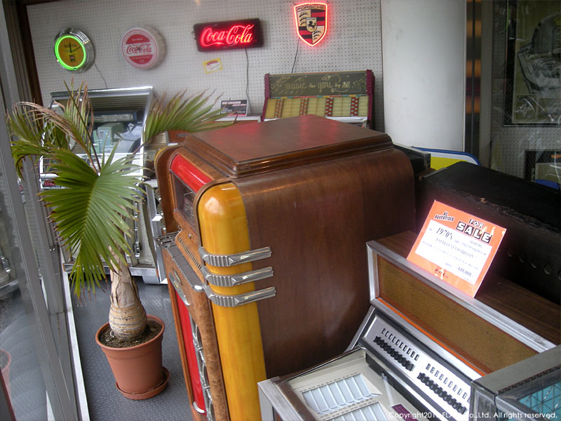 □VINTAGEジュークボックス展示中！ : Today's FLAT4