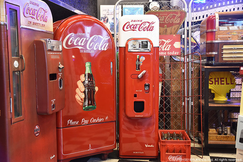 □当時のCoca Colaベンディングマシーンで懐かしのボトルコーラ □当時のCoca Colaベンディングマシーンで懐かしのボトルコーラ