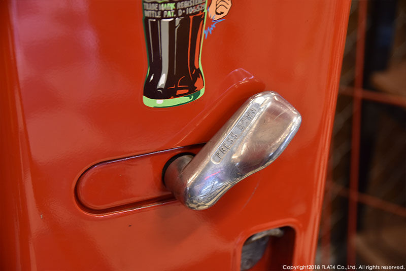 □当時のCoca Colaベンディングマシーンで懐かしのボトルコーラを