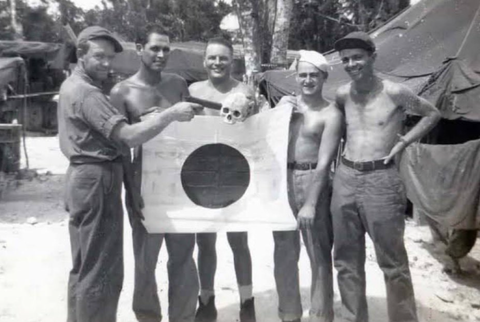 南京事変　日本兵の頭蓋骨と旗