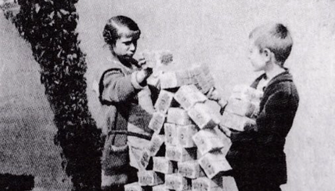 お金が紙くずに