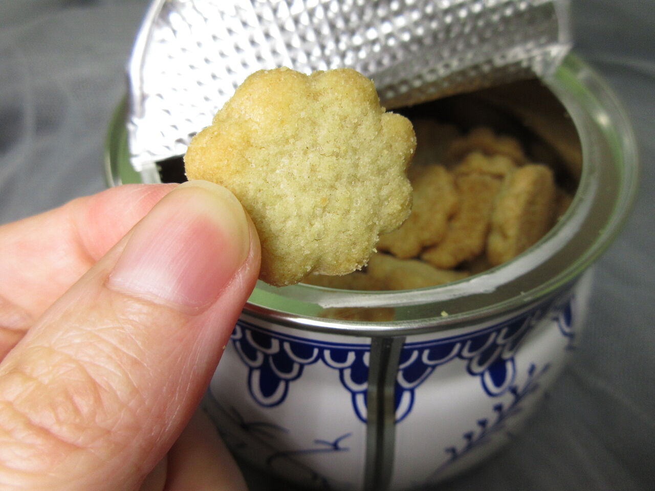 ダニッシュミニクッキー缶が美味しい ロイヤルコペンハーゲン ブルーフルーテッド 柄の缶も注目 ななかまど 燃えつきたくないフリーランス女子の自由帳