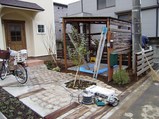 屋根が付きました。もう少しで完成です。(ナチュラル&オーダーメイドの庭・外構ガーデンハーモニー)