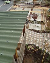 既に工事が終わっている部分を、高い所から眺める。緑が茂ってくるのが、楽しみです。(ナチュラル&オーダーメイドの庭・外構ガーデンハーモニー)