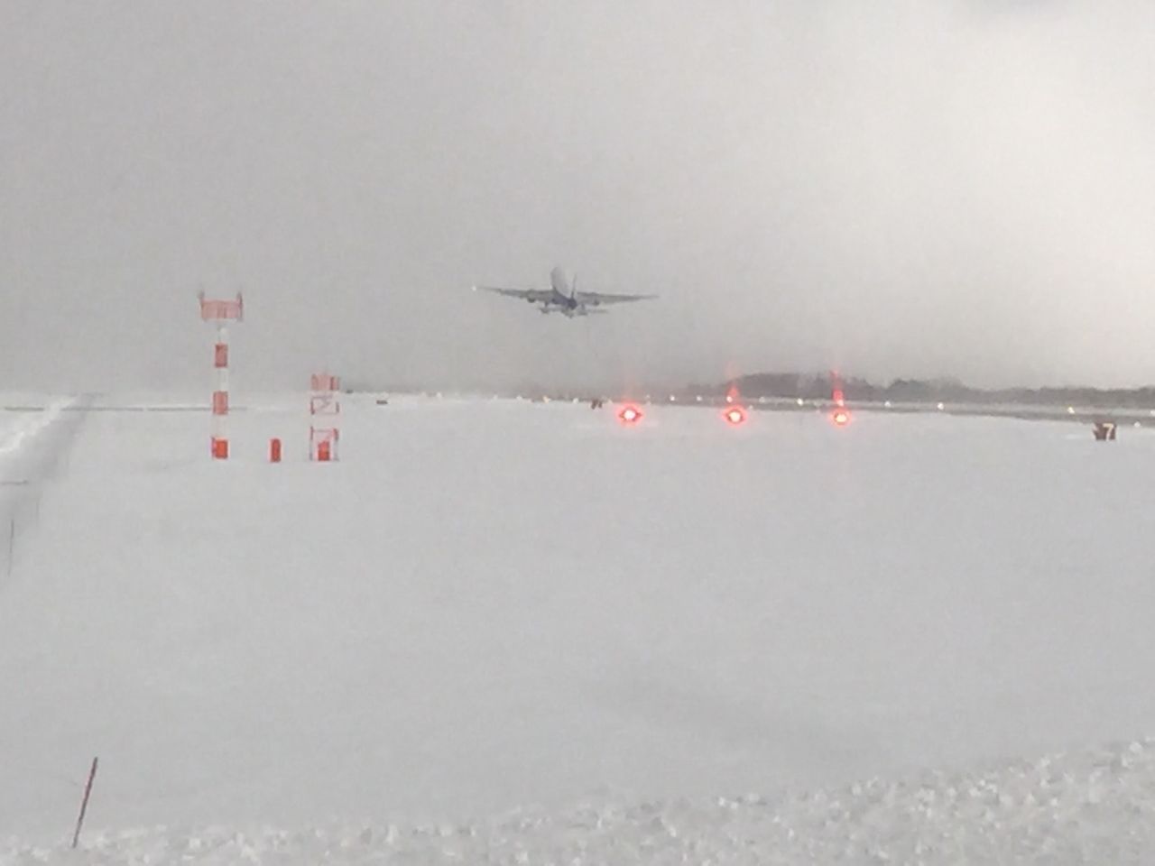 秋田空港到着 秋田空港カードラウンジで一息 優雅に空を飛びたい お得な旅でダイヤ会員へ
