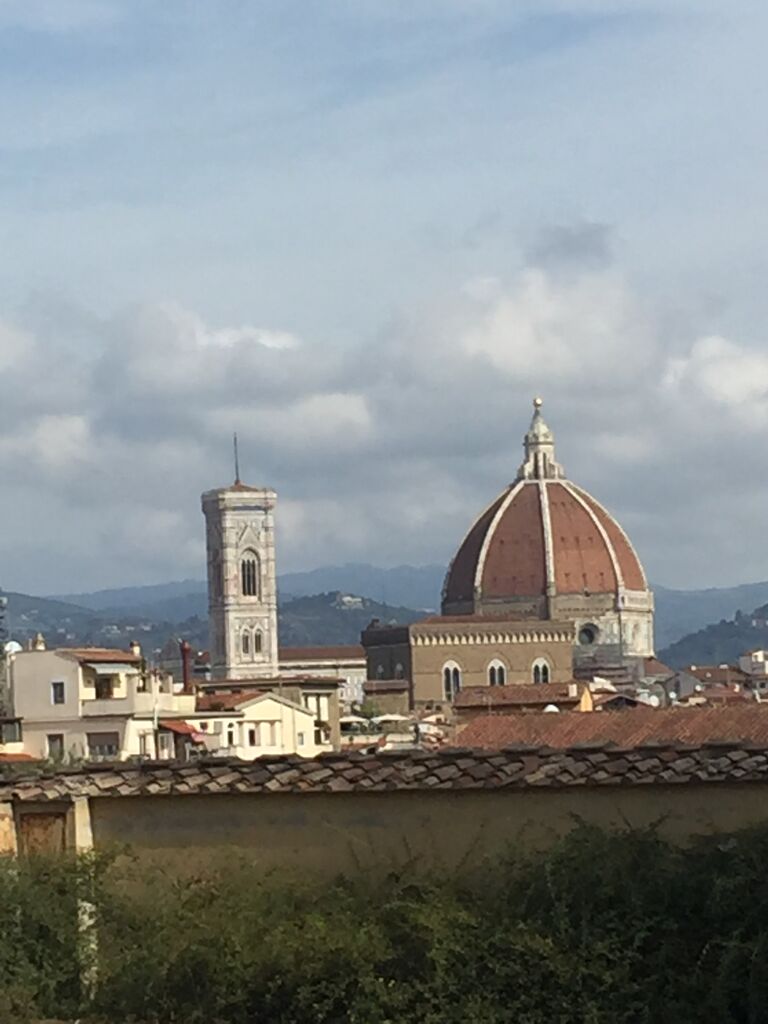 クーポラのある街フィレンツェの空気を満喫 フィレンツェ サンタ マリア ノヴェッラ駅 駅前のカフェでのんびり昼食 優雅に空を飛びたい お得な旅でダイヤ会員へ
