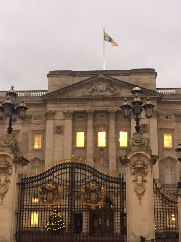 Xmasのバッキンガム宮殿に女王旗とクリスマスツリー 優雅に空を飛びたい お得な旅でダイヤ会員へ