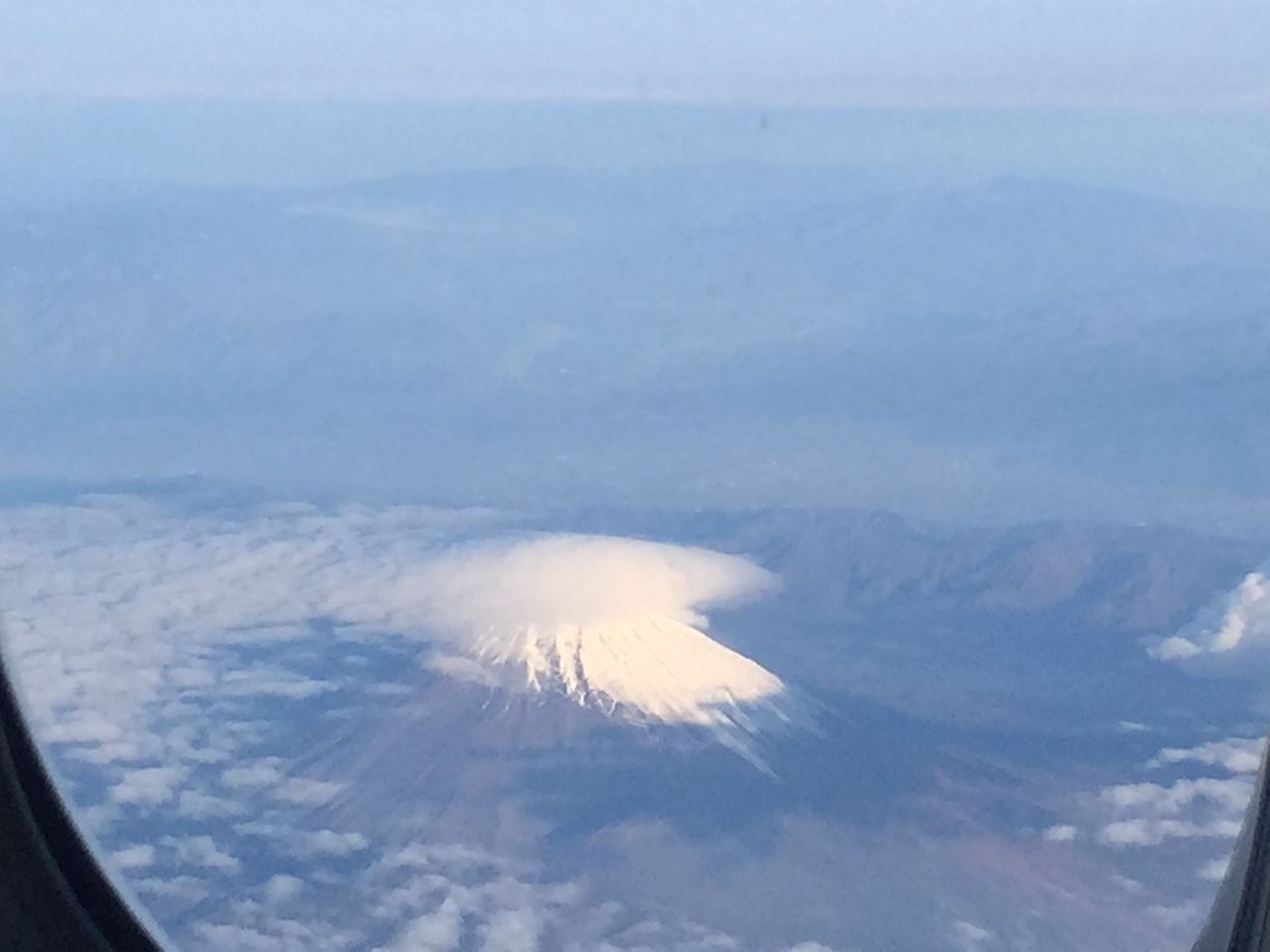 空から富士山 クラスjから見た笠雲のかかった富士 優雅に空を飛びたい お得な旅でダイヤ会員へ 空から富士山 クラスjから見た笠雲のかかった富士 優雅に空を飛びたい お得な旅でダイヤ会員へ
