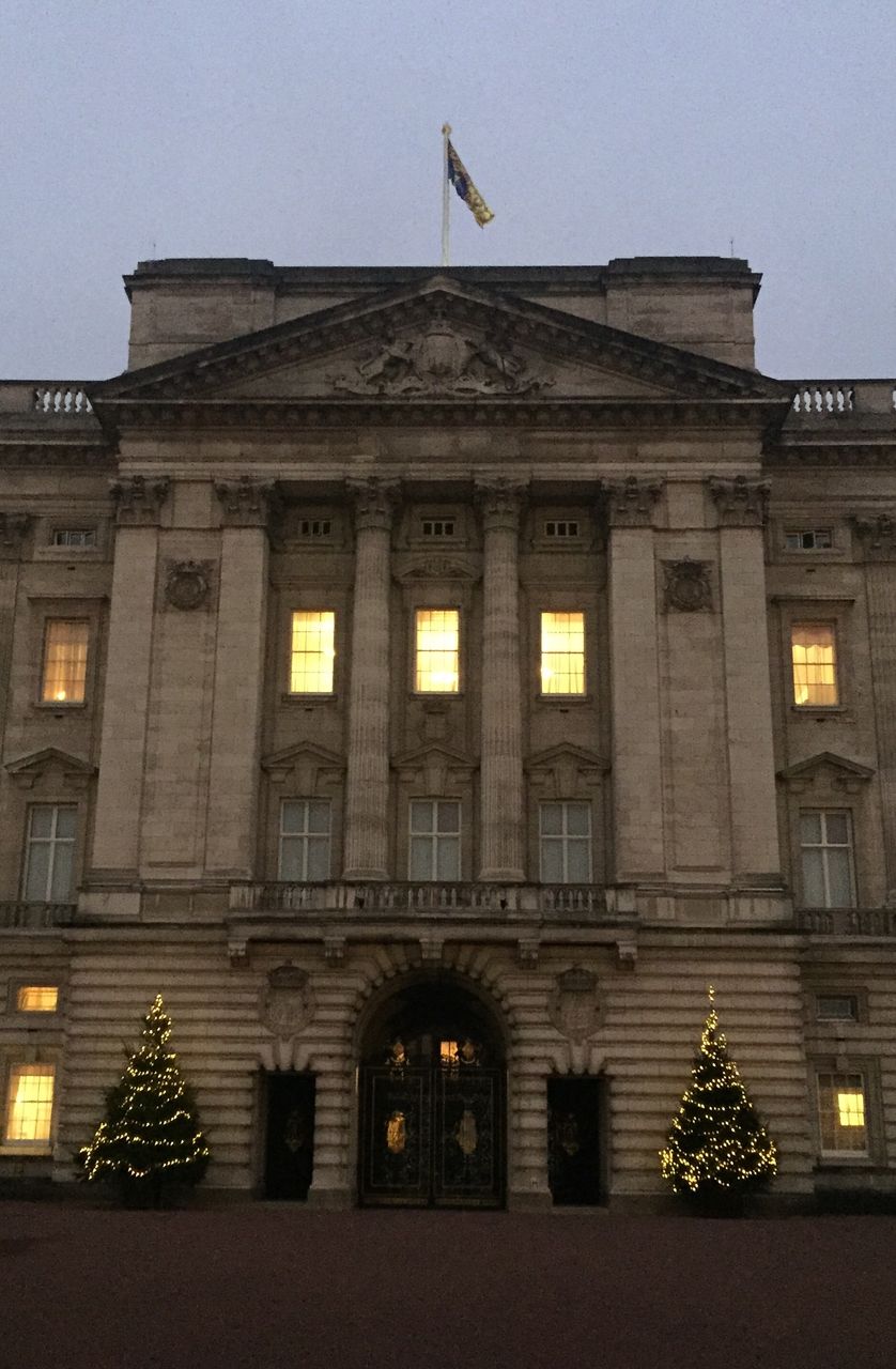 Xmasのバッキンガム宮殿に女王旗とクリスマスツリー 優雅に空を飛びたい お得な旅でダイヤ会員へ