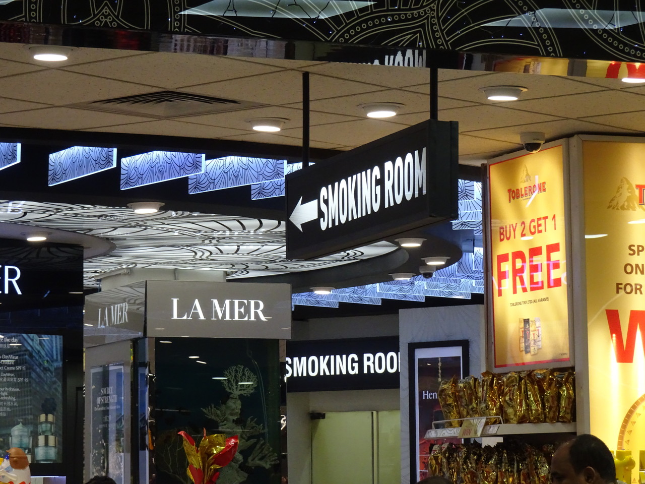 世界の喫煙所から コロンボバンダラナイケ国際空港 Fly Fly High 世界の喫煙所から コロンボバンダラナイケ国際空港 Fly Fly High