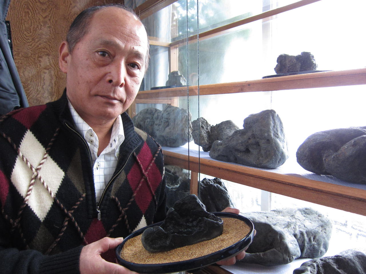 流線型 濃いグレーの水石 水石愛好家 高野正さん登場 : ぶんぶんのてげてげなるままに