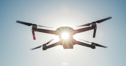 【驚愕】太陽光だけで飛ぶ「バッテリーなしのドローン」が開発されるｗｗｗｗ