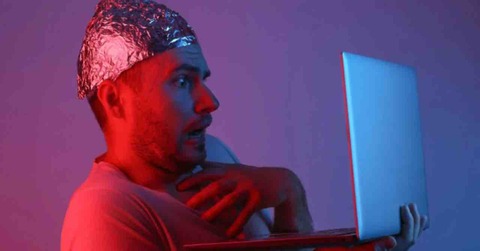 【悲報】陰謀論者になる原因、ついに判明してしまうｗｗｗ