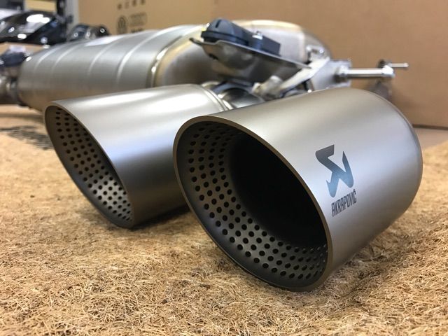 SOLD】ゴルフ7.5R純正AKRAPOVICマフラー