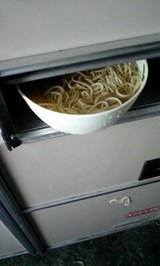 器の外に麺が食み出していた