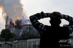 「パリはもう元に戻れない」ノートルダム寺院炎上に市民ら涙