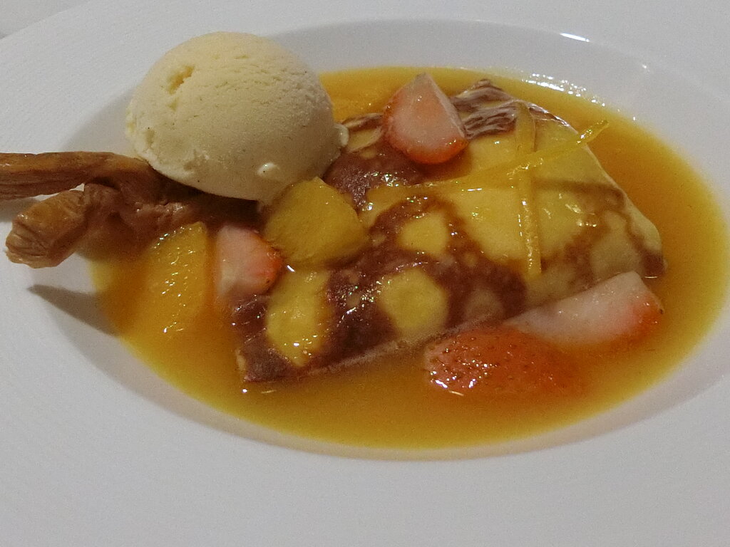 限定のオレンジソースに浸る苺のクレープ包み 東銀座 ぶらり ふらり西やら東やら 美味しいもの探し2nd