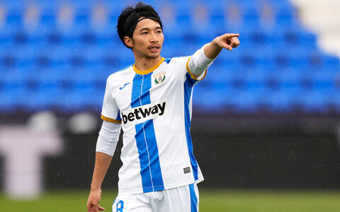 柴崎岳がチームメイトと一騎打ち 絶妙なキックチャレンジで高精度キックを披露 2chフットボールまとめアンテナ 柴崎岳がチームメイトと一騎打ち 絶妙なキックチャレンジで高精度キックを披露 2chフットボールまとめアンテナ