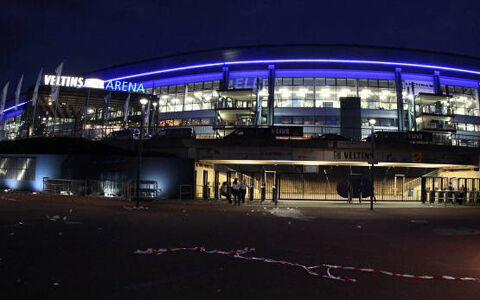 降格決定のシャルケ ファンが夜中のスタジアム前で暴動 選手が明かす本拠地で待ち受けていた悪夢 スポキチ速報 降格決定のシャルケ ファンが夜中のスタジアム前で暴動 選手が明かす本拠地で待ち受けていた悪夢 スポキチ速報