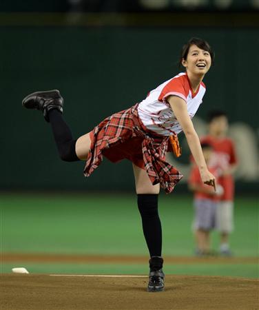 緊張しました 桜庭ななみ ノーバン始球式ならず ベースボール速報 緊張しました 桜庭ななみ ノーバン始球式ならず ベースボール速報